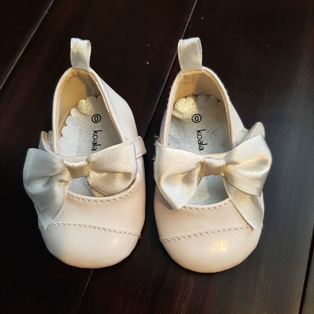 NWOT Koala baby size 0 newborn baby girl dress shoe white with bow on top